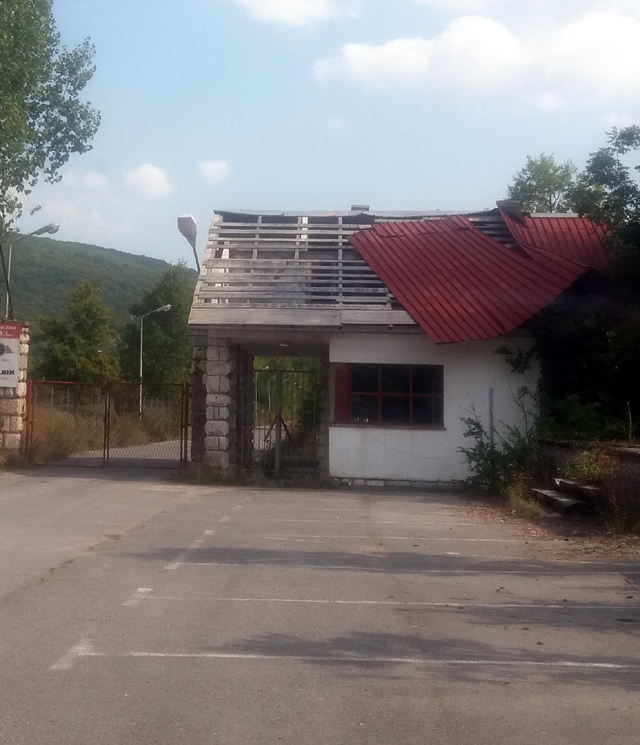 Kapija MOL-a u Ličkom Osiku već je godinama zatvorena                                                                                                                                                                                                     